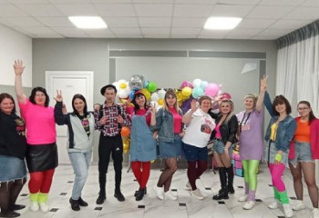 «Дарите женщинам цветы!».